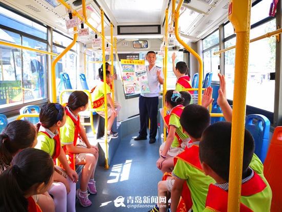 公交司机联手交警给娃娃补课 开学前“演习”过马路