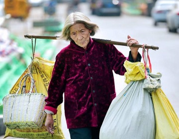 济南“扁担奶奶”卖菜帮子还债8年，每天换乘8辆公交车