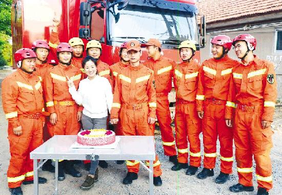 河北沧州消防战士李磊放弃婚假参与抗灾 未婚妻探望送惊喜