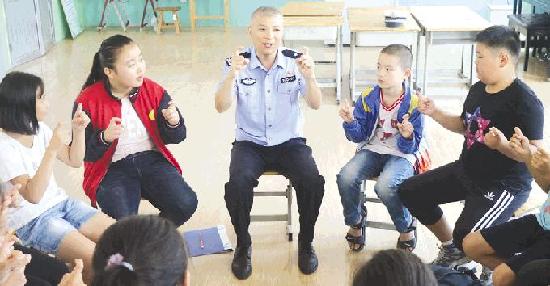 青州交警为王坟小学28名受灾家庭学生进行心理辅导