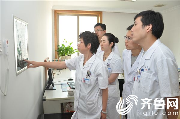 姜志娥（左一）与团队分析患者病情_副本