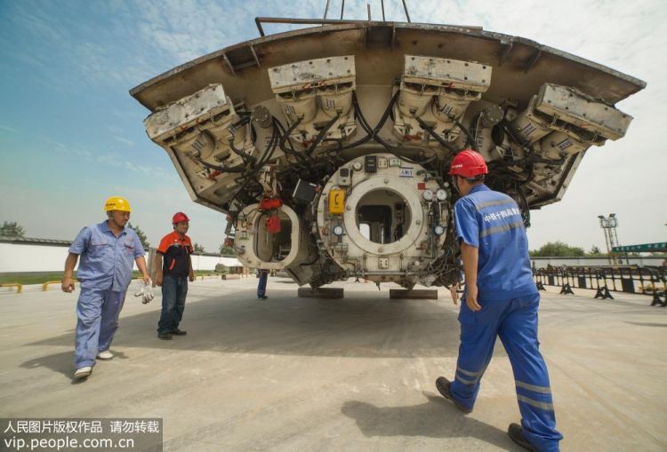 全球首条特高压过江隧道“卓越号”盾构机130吨盾体一次性拆解吊装成功