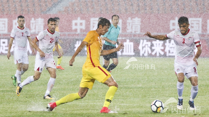中国男足U21 1-1塔吉克斯坦 比赛遇大雨中止