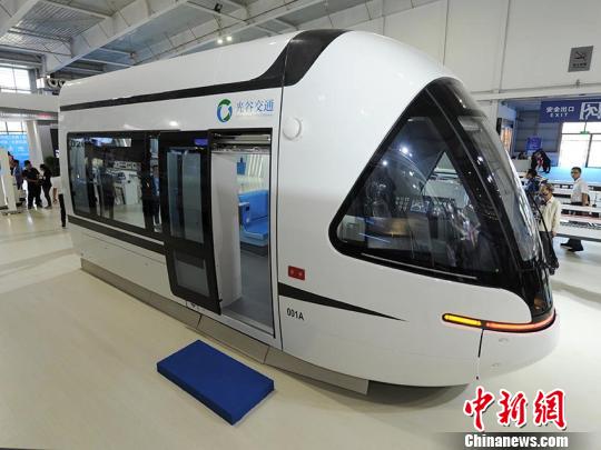 中国长春轨道交通装备展开幕 碳纤维复合材料轻轨车抢眼