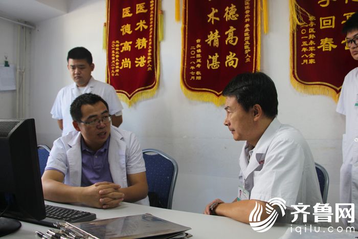 泌尿三科副主任王金(左一)与医院副院长、泌尿外科主任解鲁明交流中