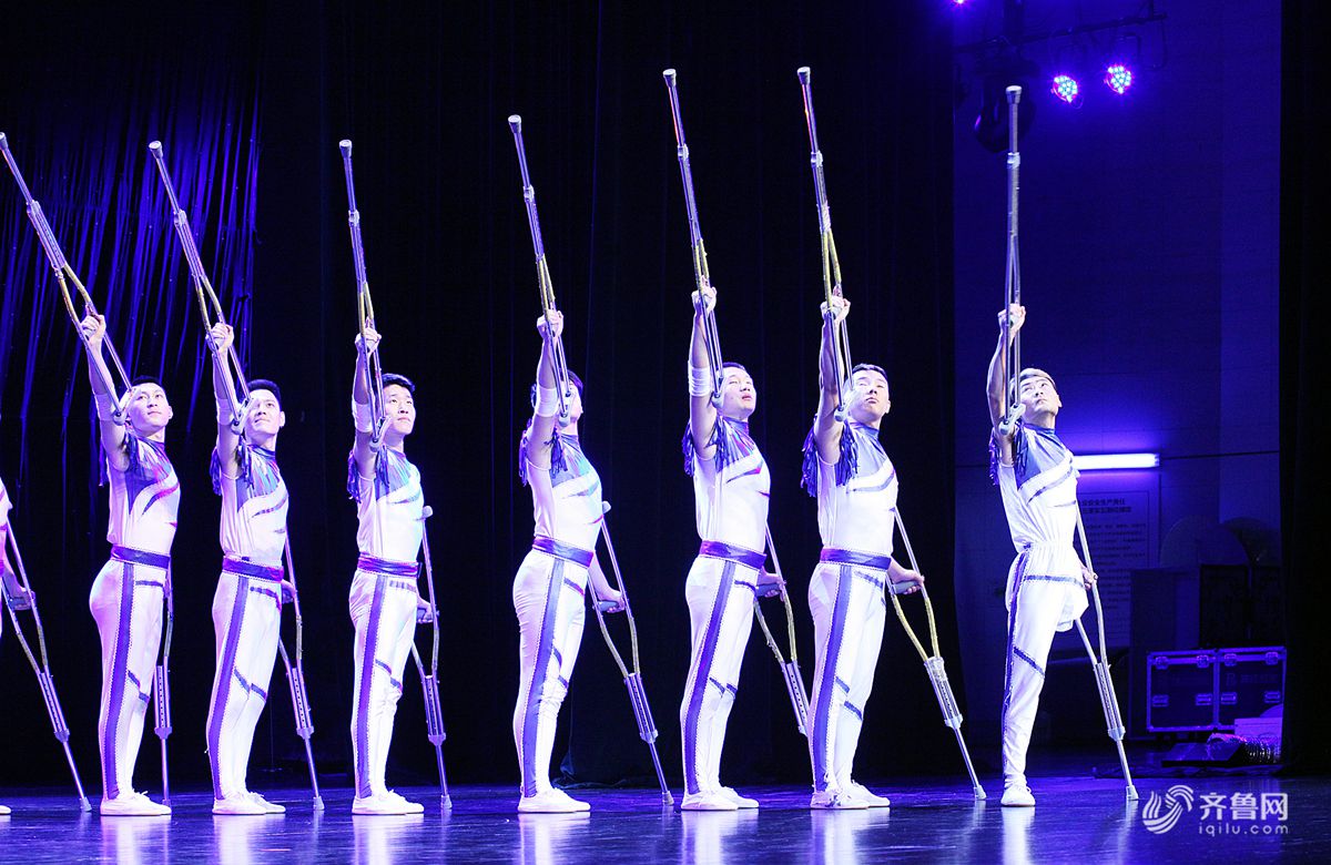 威海：特殊艺术晚会揭幕 独腿舞者舞台上“飞翔”