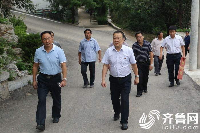 （1）潍坊银行党委书记、董事长郭虎英在对口帮扶村查看受灾情况，并送去2万元慰问金