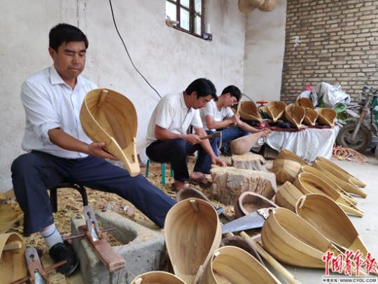 新疆阿克苏有个“乐器村”