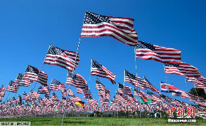 美国大学树起2997面国旗 悼念“911”恐袭遇难者