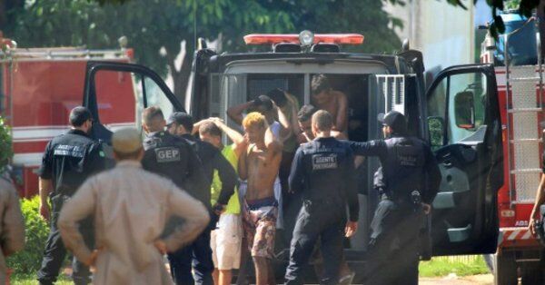 巴西发生105人越狱事件 武装分子将监狱大门炸开