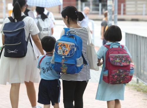 调查：七成受访香港学生脊椎有问题 寒背最严重