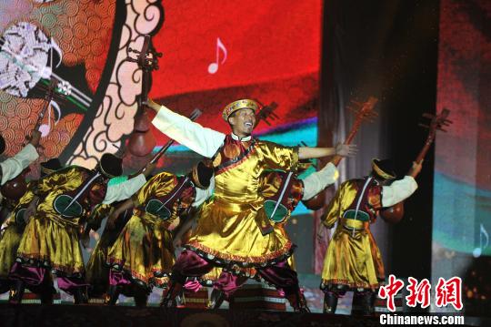 西藏国际旅游小镇上演文艺表演 展民族文化风采