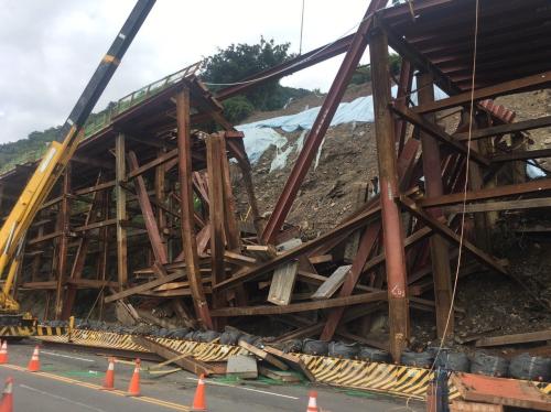 台东南回降雨致施工钢架倒塌 部分车道封闭