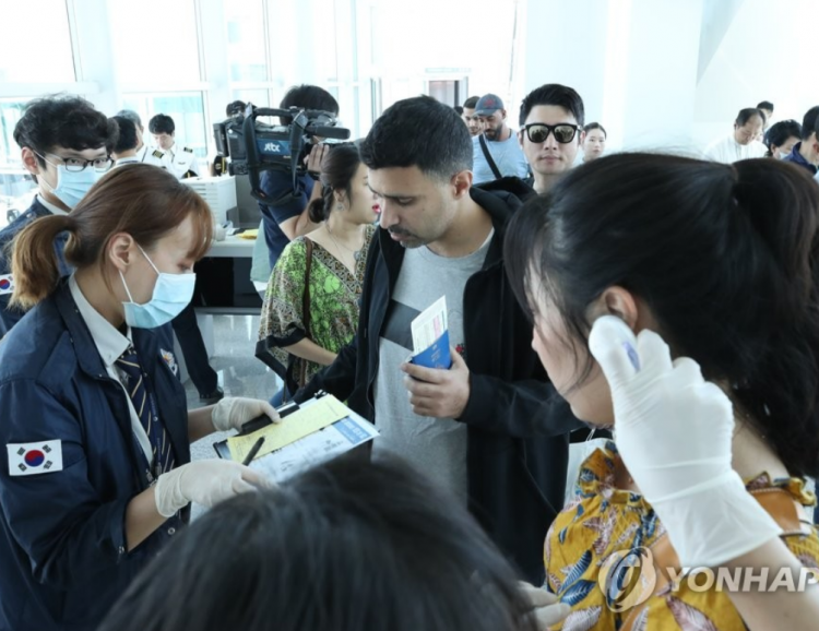 男子带MERS病毒入境韩国 同机30名外国游客去向不明
