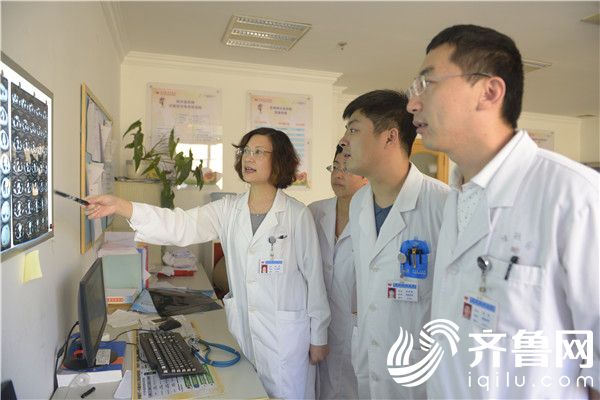 孙萍（右四）与同事分析患者病情