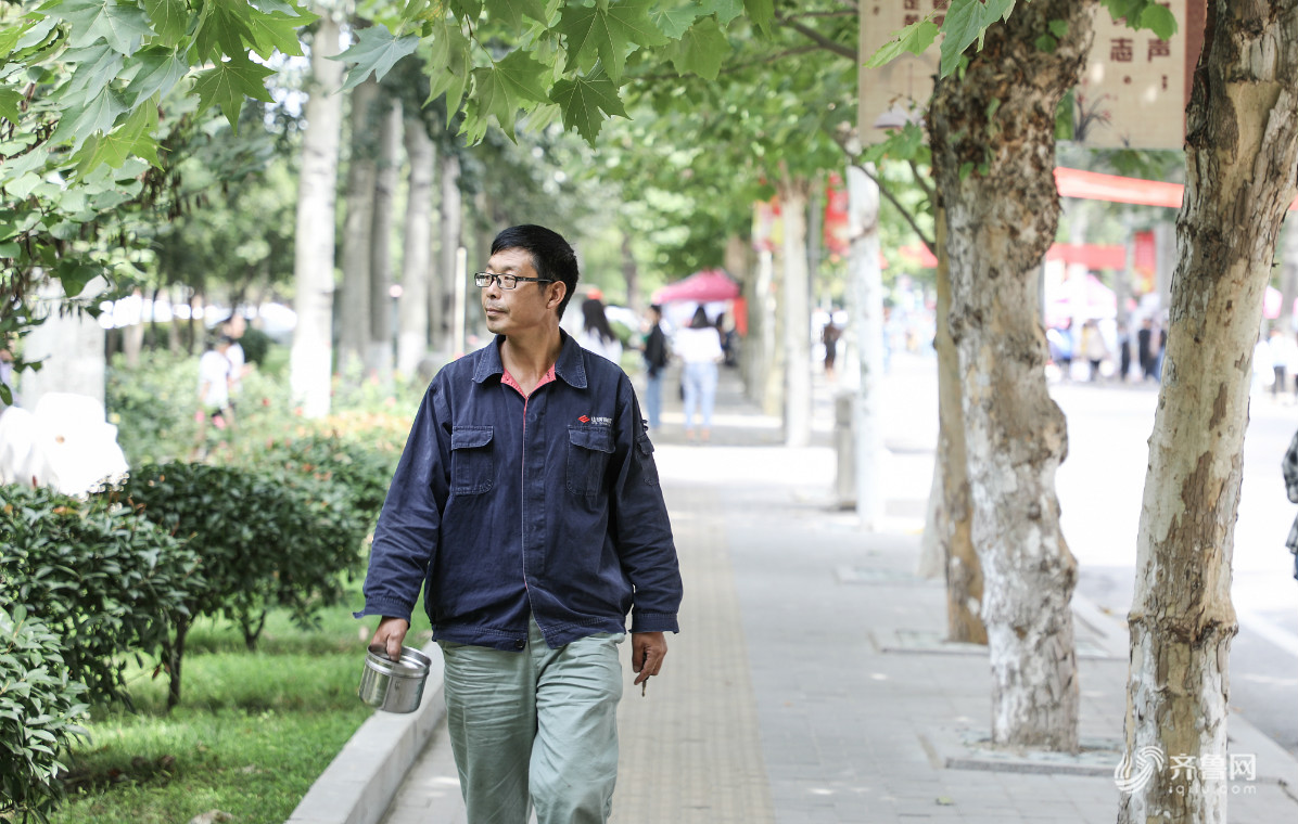 济宁51岁泥瓦匠带着刷墙工具上学 圆了30年的大学梦