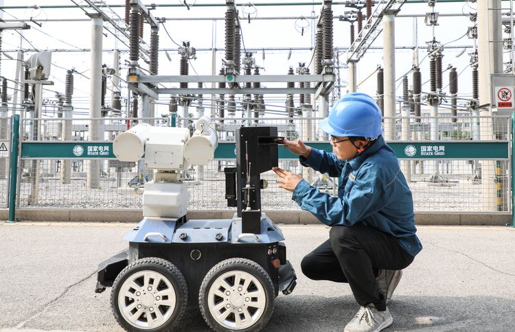 济宁：智能巡检机器人 供电部门的“安全卫士”