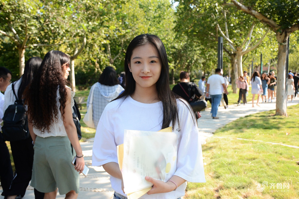 山东艺术学院迎来新生报到 “00后”颜值爆表