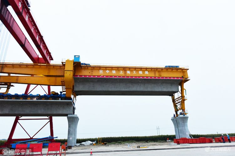 青岛：潍莱高铁3标段900吨箱梁成功架设
