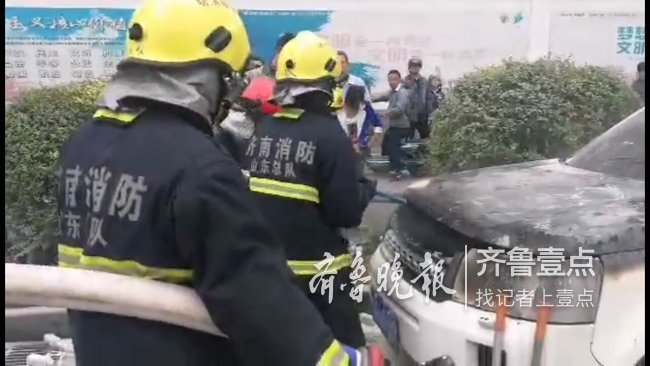 济南高架桥下一越野车突然自燃，消防员破拆发动机盖