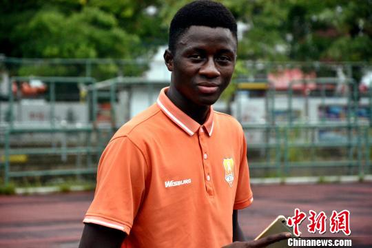 非洲青年留学中国：以球会友踢出感情