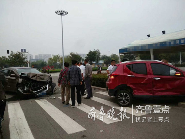 情报站|济宁汶上一路口车祸，黑色轿车车头撞烂