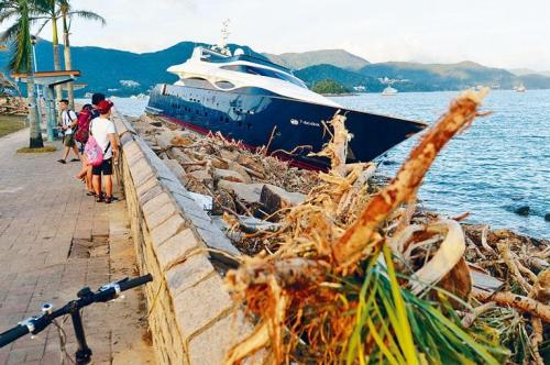 香港西贡沿岸130艘船只遭台风损毁 损失3亿港币