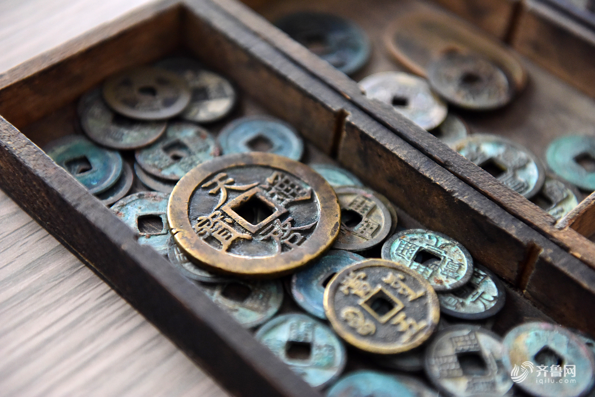 山东男子历时14年收藏万枚古钱币 如今自建古钱博物馆