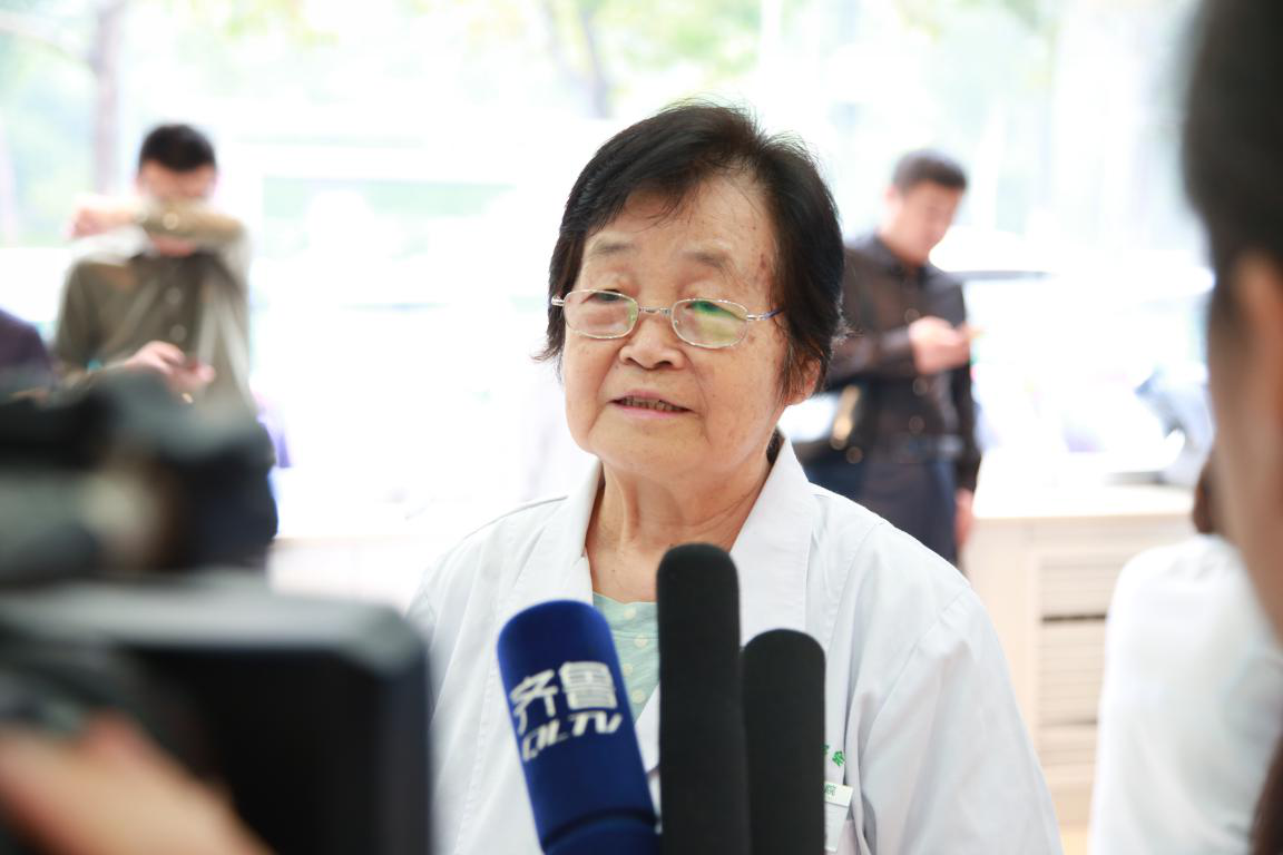 济南红绘医院业务院长李萍接受记者采访
