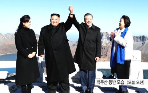 朝韩领导人登上长白山：牵手过头顶合影 文在寅瓶取天池水