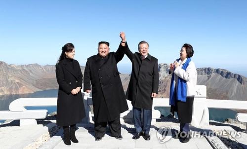 韩朝首脑登“白头山”牵手合影 韩媒：具有历史意义