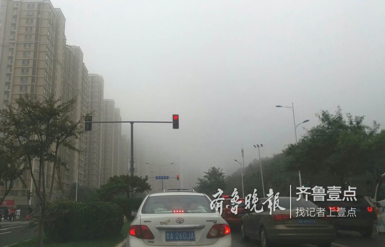云雾缭绕济南城，节前小雨更添堵