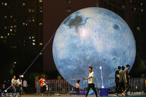 巨型“蓝月亮”亮相潍坊街头