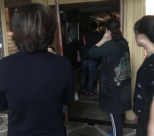 小区电梯突然停运 多个居民被困长达一个多小时
