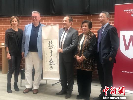 “三绝”--悉尼华人艺术家中秋书画艺术展在西悉尼大学开幕