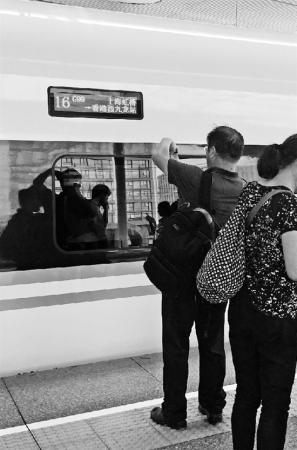 杭州到香港高铁首发 61位乘客喝了“头口水”