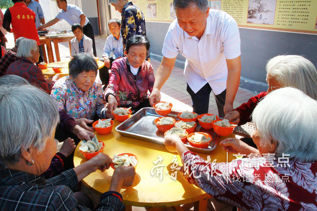 聊城一村民发起饺子宴，附近50个村的老人都来吃