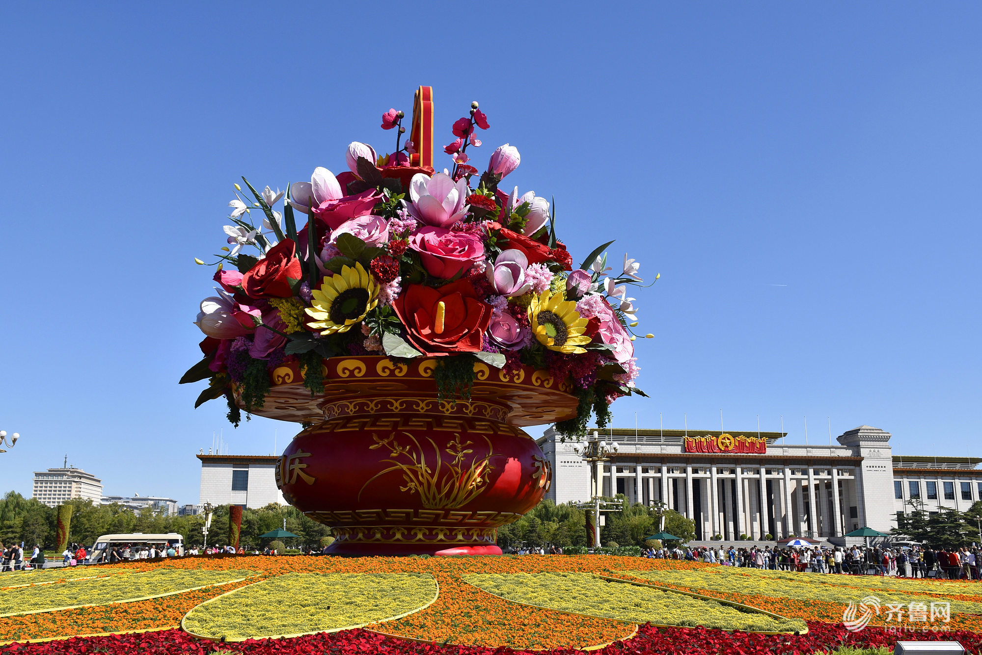 天安门广场“祝福祖国”巨型花篮喜迎“双节”