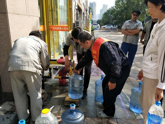 停水第二天 济南东城取水点增至60处