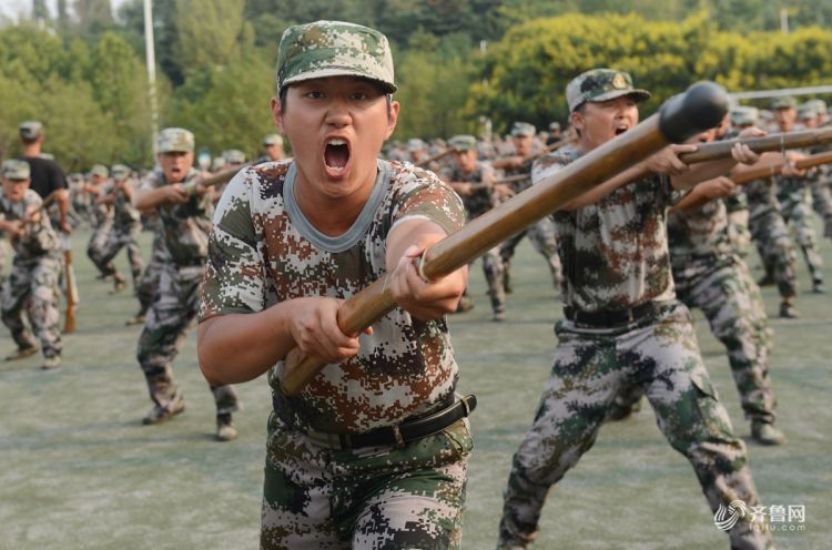 劈腿、搏击、玩刀子 新生必一运动军训技能大盘点(图4)