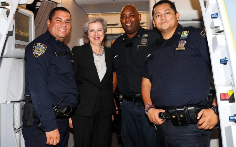 另类奖励 英国首相用合影感谢纽约警察帮团队成员赶路