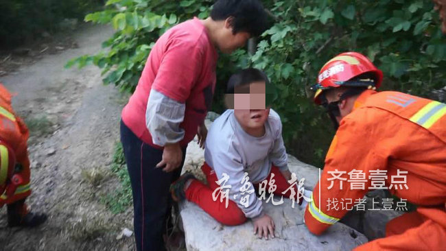 莱芜一五岁幼童腿卡石缝，消防官兵紧急营救