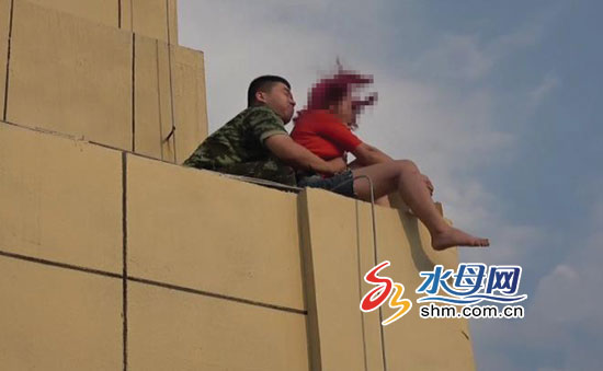 女子情绪不稳爬上30楼平台 福山消防官兵惊险救援