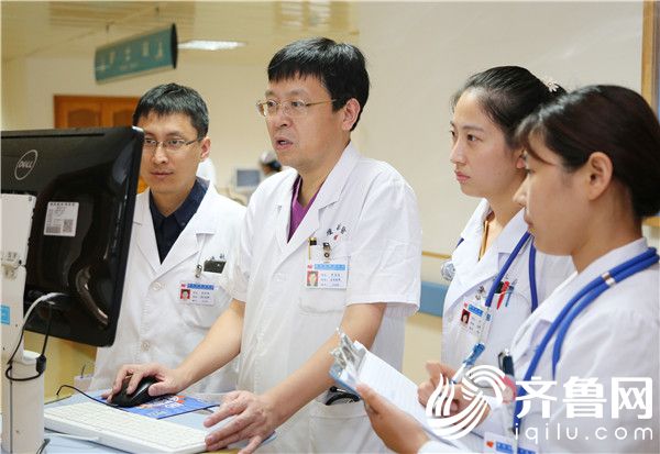 李留东 (左二)与团队沟通患者病情
