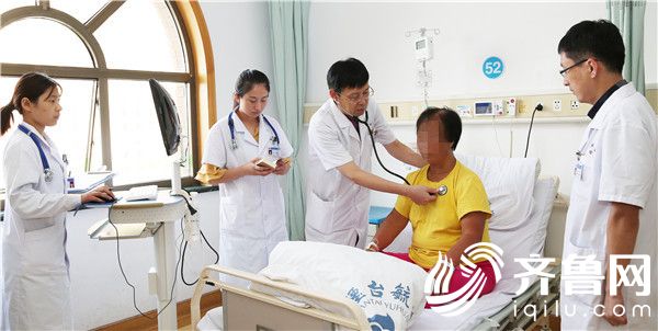 李留东 (左三)为患者做检查