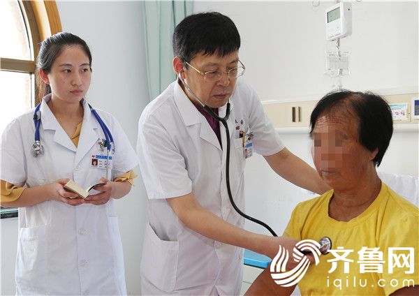 李留东 (左二)为患者做检查