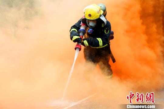 湖北恩施消防官兵比武 赴汤蹈火犹如大片