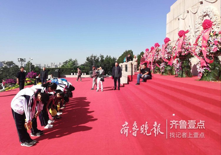 烈士纪念日，济南市民学生献花祭奠