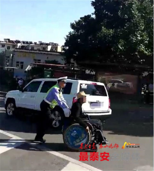 暖心 5 秒！泰安交警推坐轮椅游客过马路