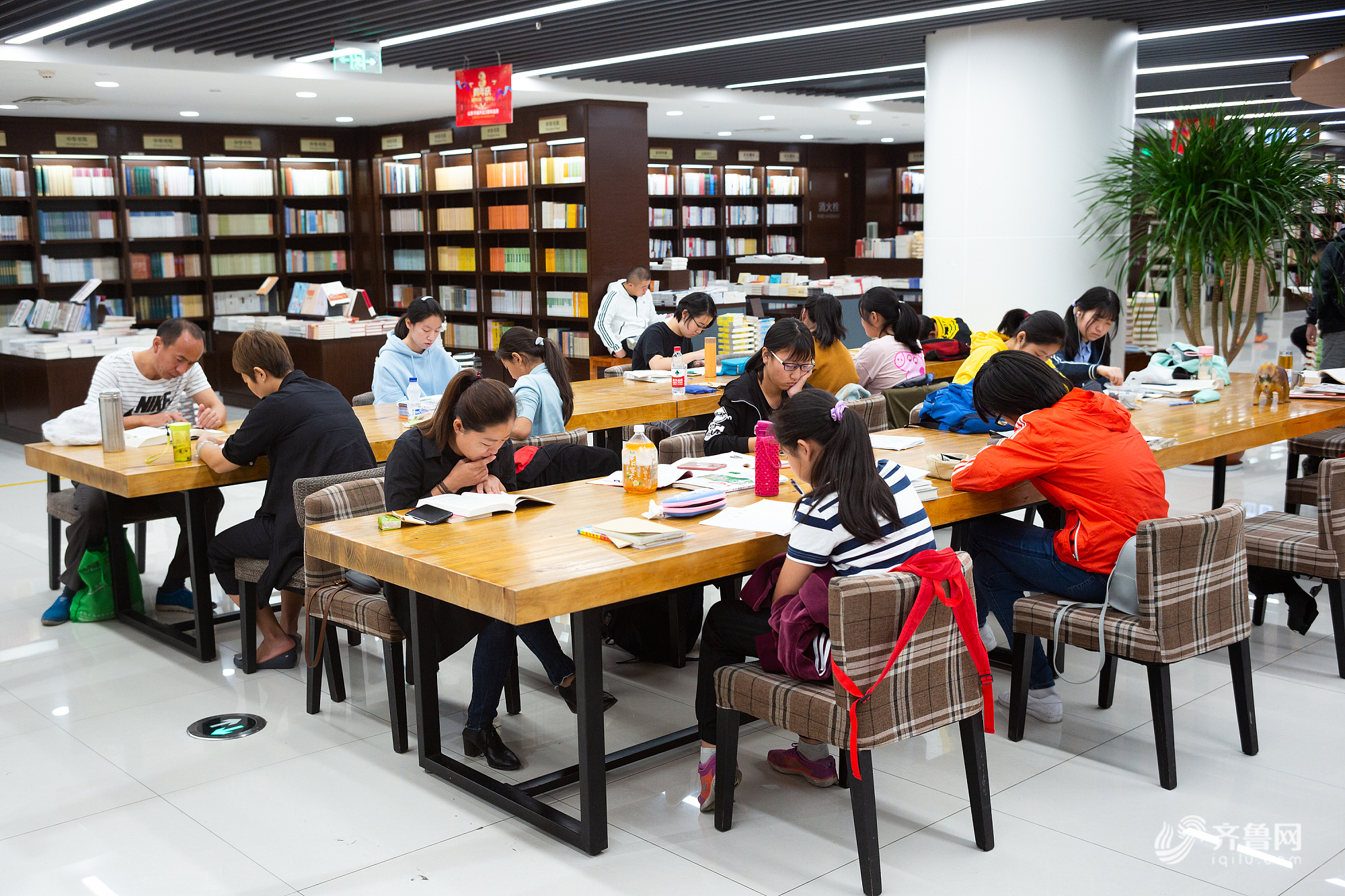 济南:国庆假日 学生读书学习"充电"忙